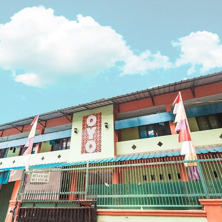 Oyo Living 1756 Amira Guest House Bekasi Extérieur photo