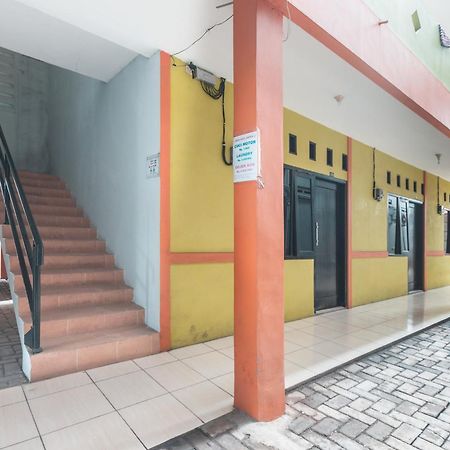 Oyo Living 1756 Amira Guest House Bekasi Extérieur photo