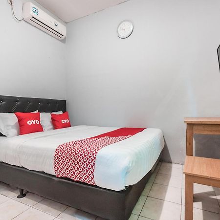 Oyo Living 1756 Amira Guest House Bekasi Extérieur photo
