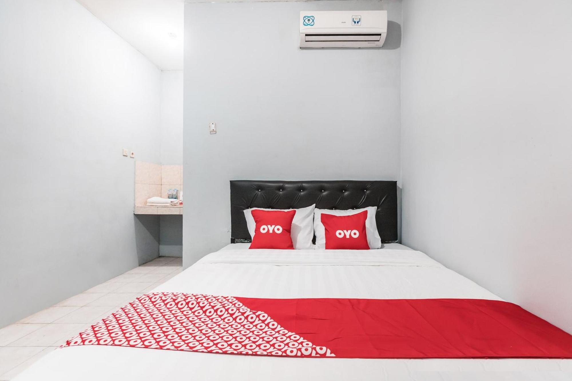Oyo Living 1756 Amira Guest House Bekasi Extérieur photo