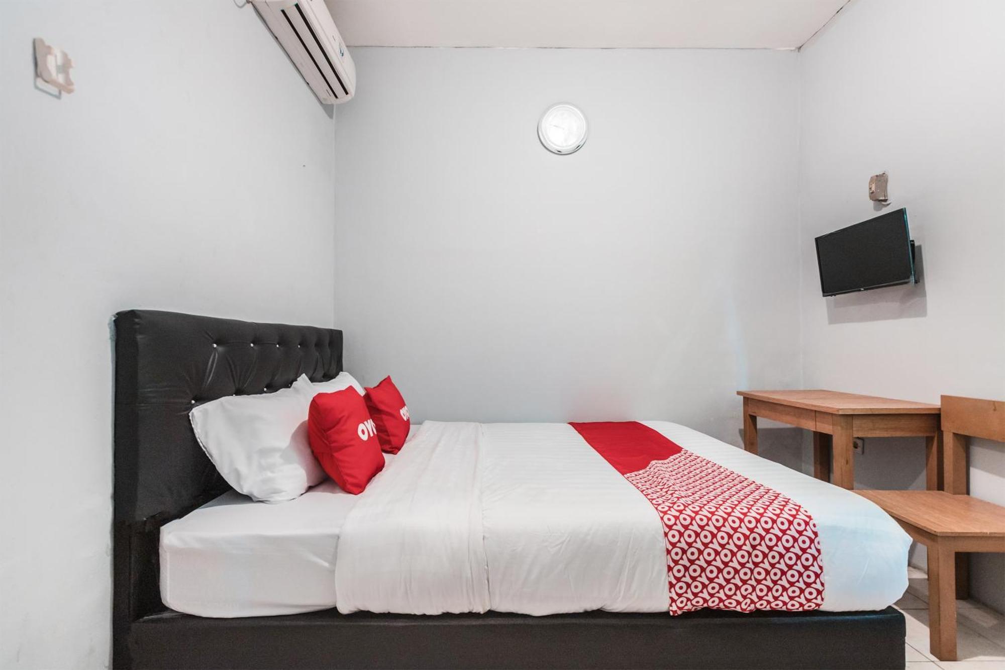 Oyo Living 1756 Amira Guest House Bekasi Extérieur photo