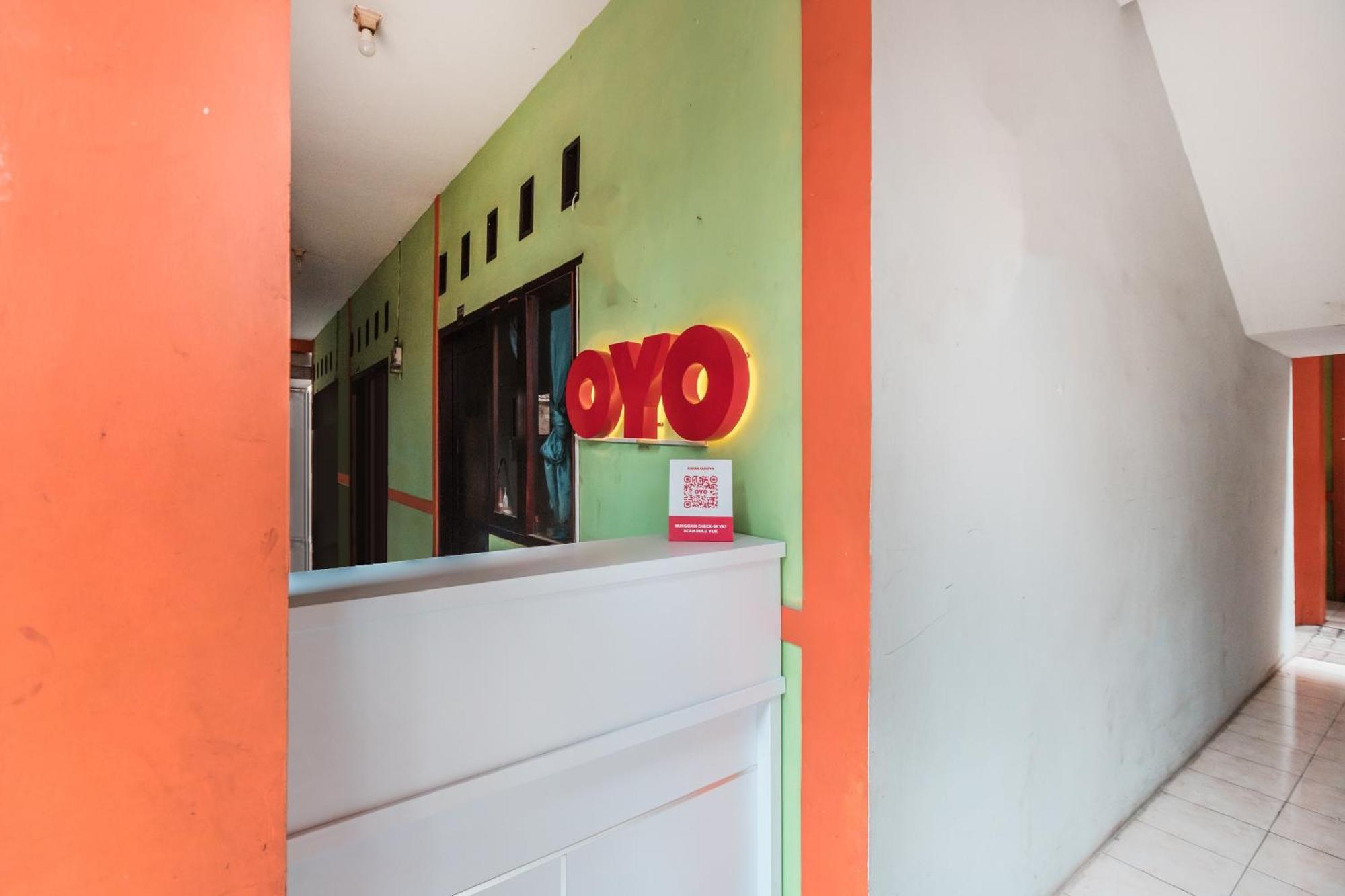 Oyo Living 1756 Amira Guest House Bekasi Extérieur photo
