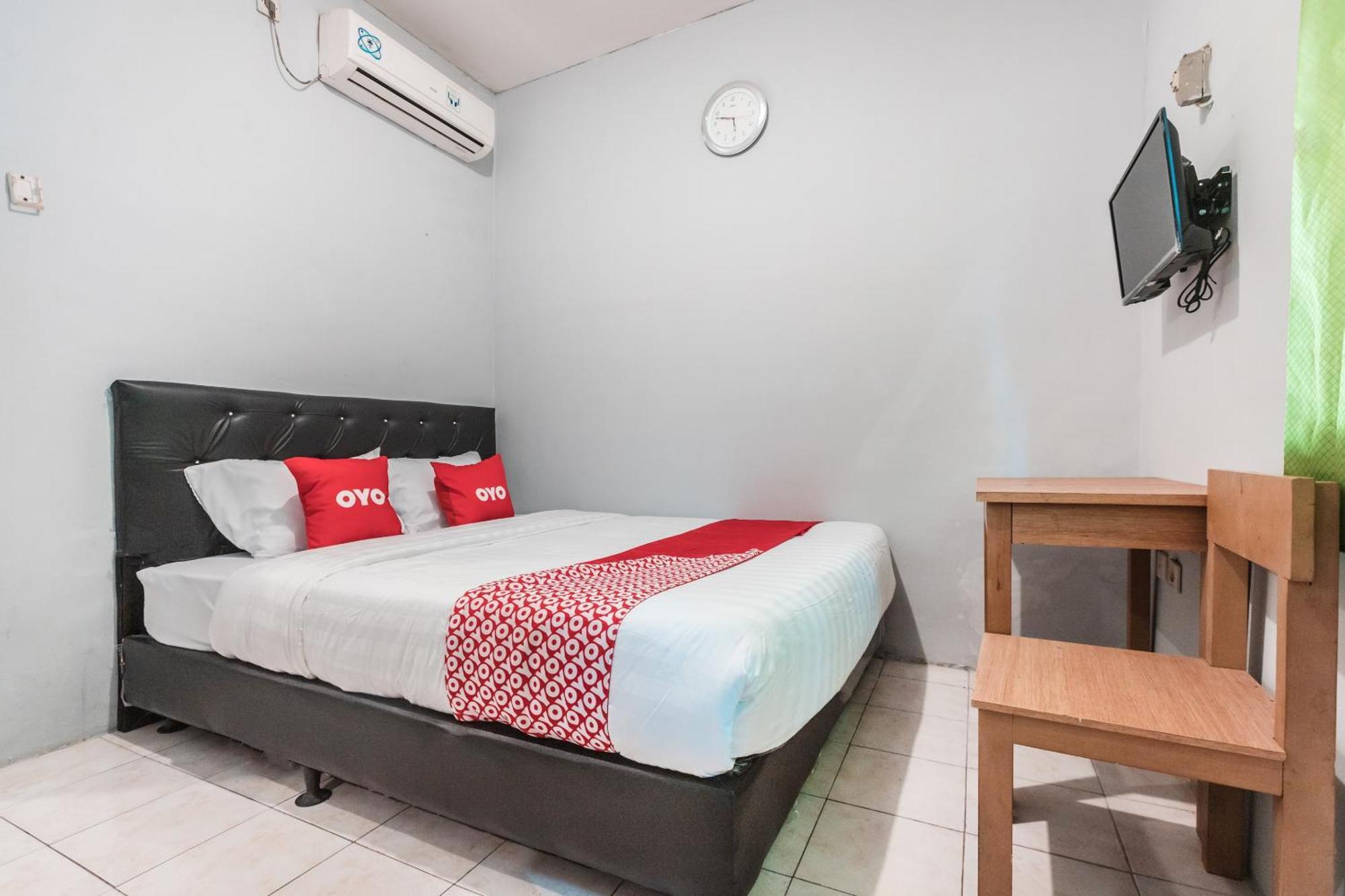 Oyo Living 1756 Amira Guest House Bekasi Extérieur photo