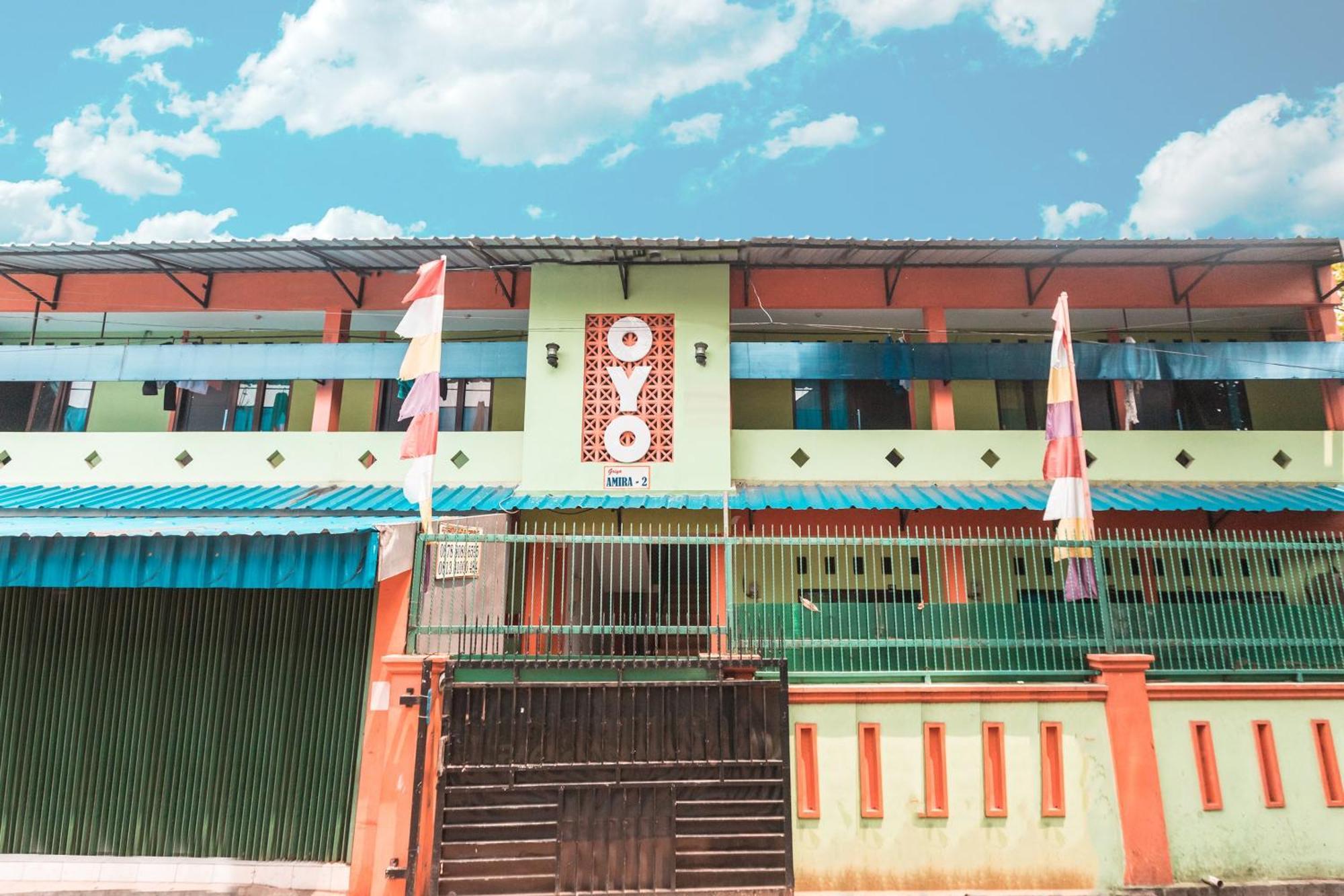 Oyo Living 1756 Amira Guest House Bekasi Extérieur photo