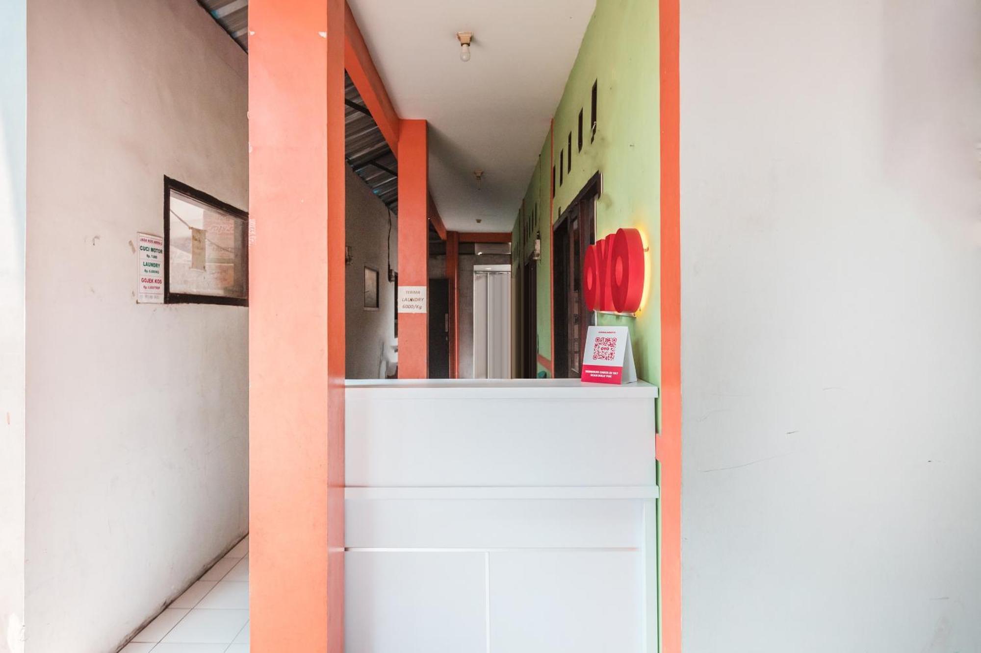Oyo Living 1756 Amira Guest House Bekasi Extérieur photo