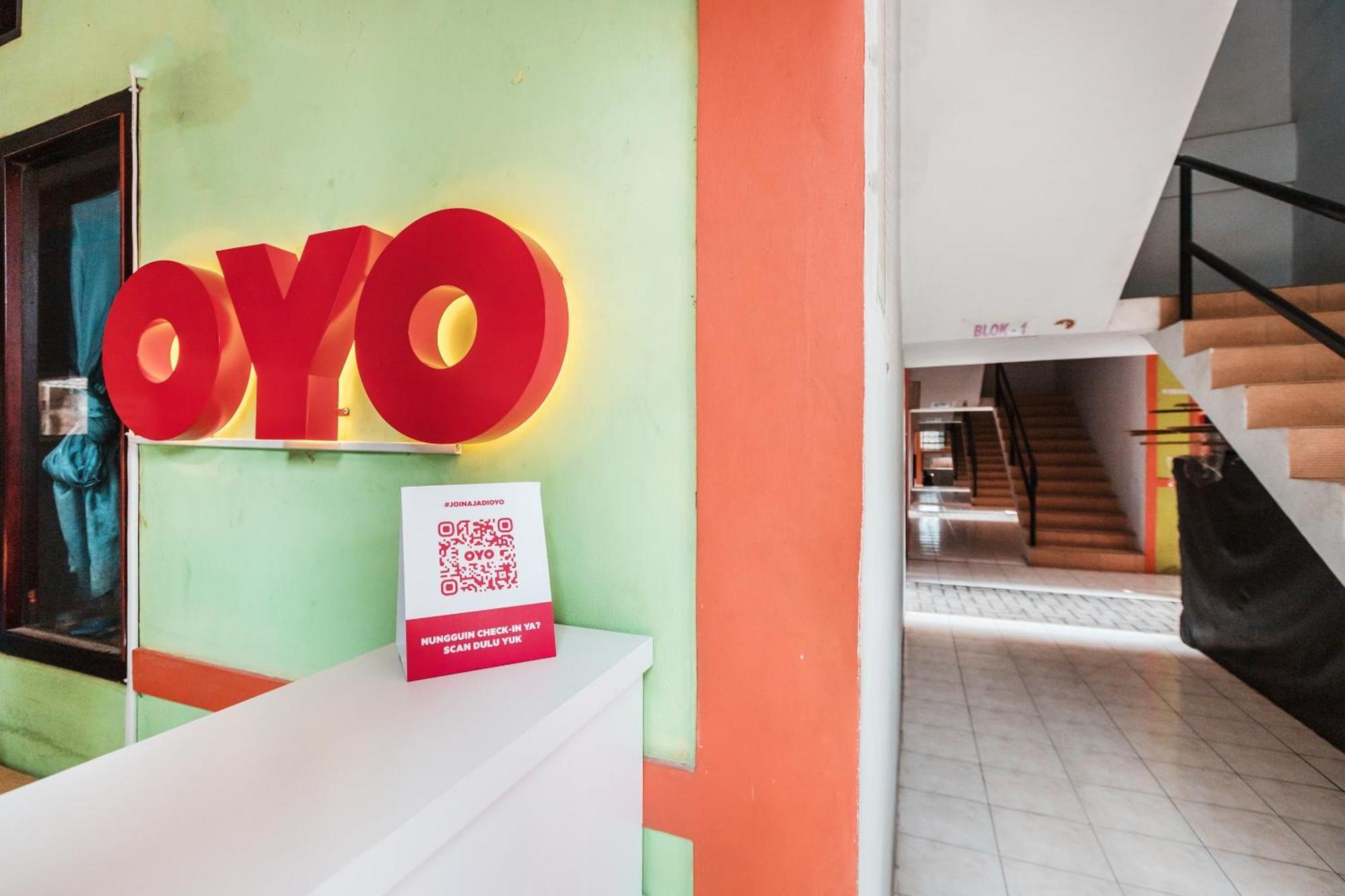 Oyo Living 1756 Amira Guest House Bekasi Extérieur photo